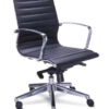 Silla operativa Retro negra en vinipiel con brazos fijos de aluminio y base de cinco puntas