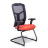 Silla de visita re-1955 con asiento en tela naranja, respaldo mesh negro y base trineo