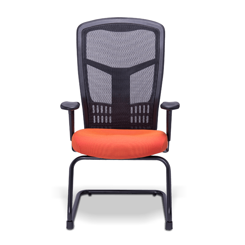 Silla de visita re-1955 con asiento en tela naranja, respaldo mesh negro y base trineo