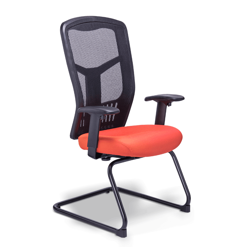 Silla de visita re-1955 con asiento en tela naranja, respaldo mesh negro y base trineo
