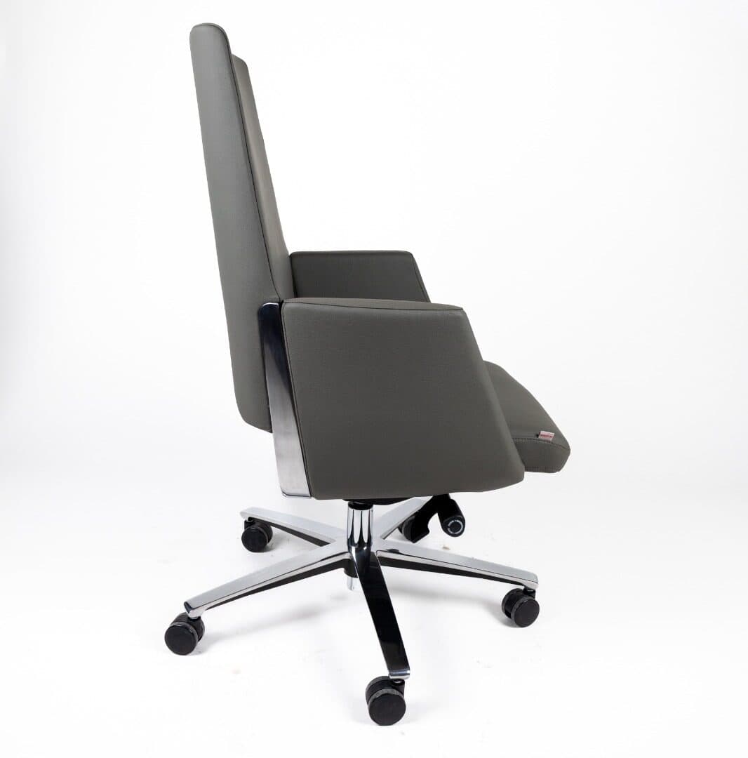 Silla operativa Zenit tapizada en piel gris con cabecera incluida y base de cinco puntas de aluminio pulido