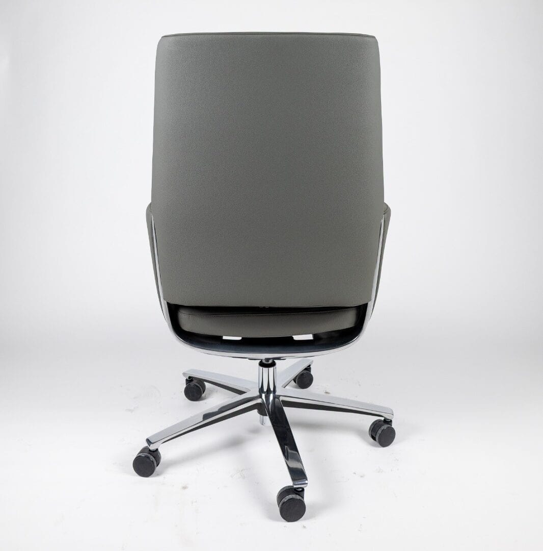 Silla operativa Zenit tapizada en piel gris con cabecera incluida y base de cinco puntas de aluminio pulido