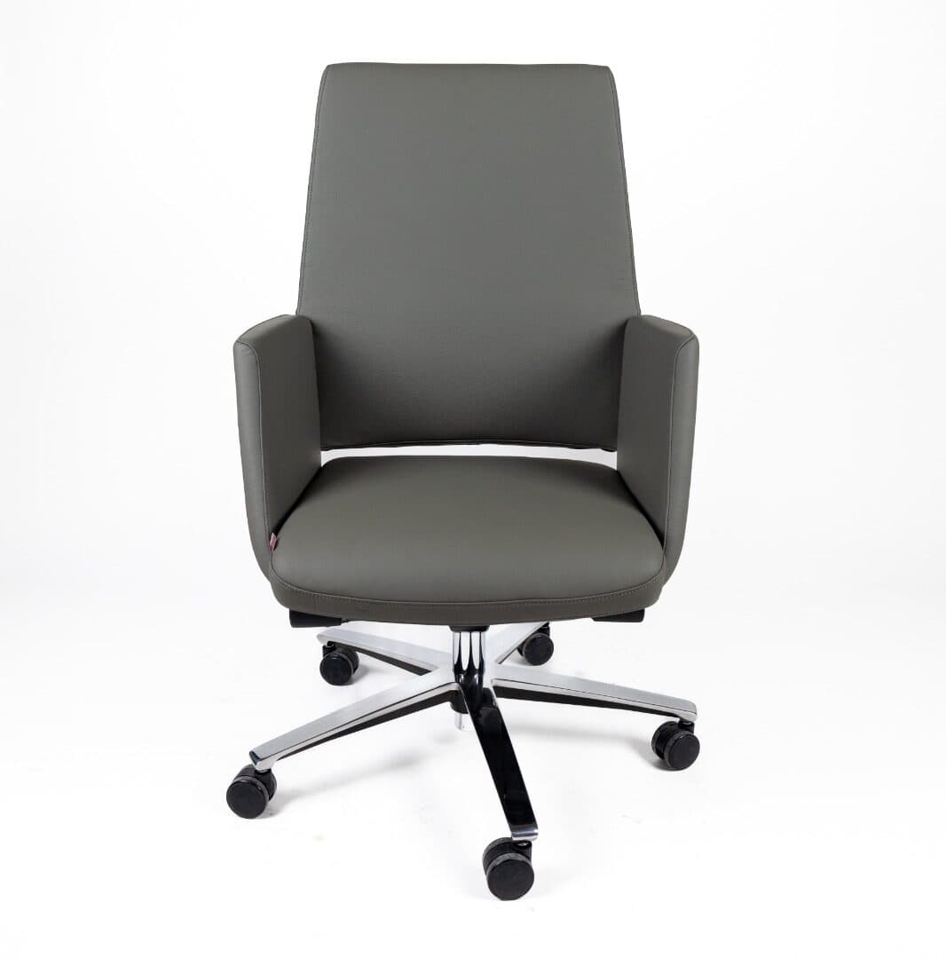 Silla operativa Zenit tapizada en piel gris con cabecera incluida y base de cinco puntas de aluminio pulido