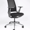Silla ejecutiva Ava con respaldo de mesh negro, brazos ajustables y base de aluminio con rodajas