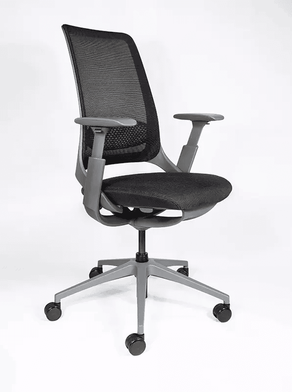 Silla ejecutiva Ava con respaldo de mesh negro, brazos ajustables y base de aluminio con rodajas