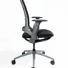 Silla ejecutiva Ava con respaldo de mesh negro, brazos ajustables y base de aluminio con rodajas