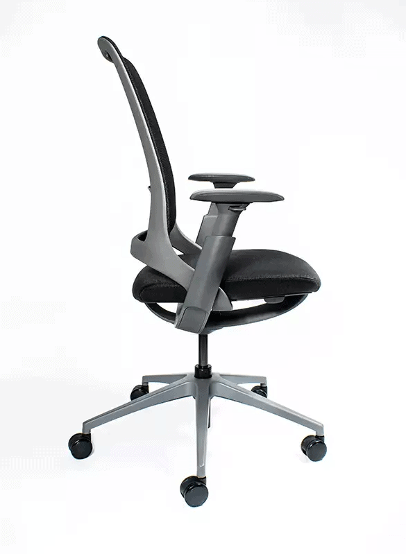 Silla ejecutiva Ava con respaldo de mesh negro, brazos ajustables y base de aluminio con rodajas