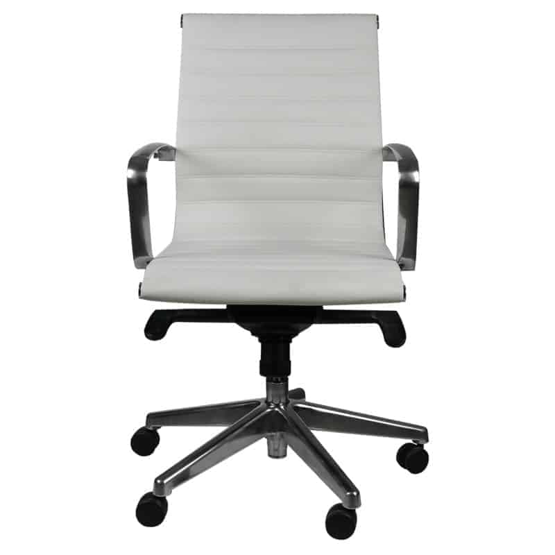 Silla operativa retro en vinipiel blanco con respaldo medio y base de cinco puntas de aluminio pulido