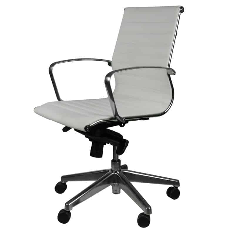 Silla operativa retro en vinipiel blanco con respaldo medio y base de cinco puntas de aluminio pulido