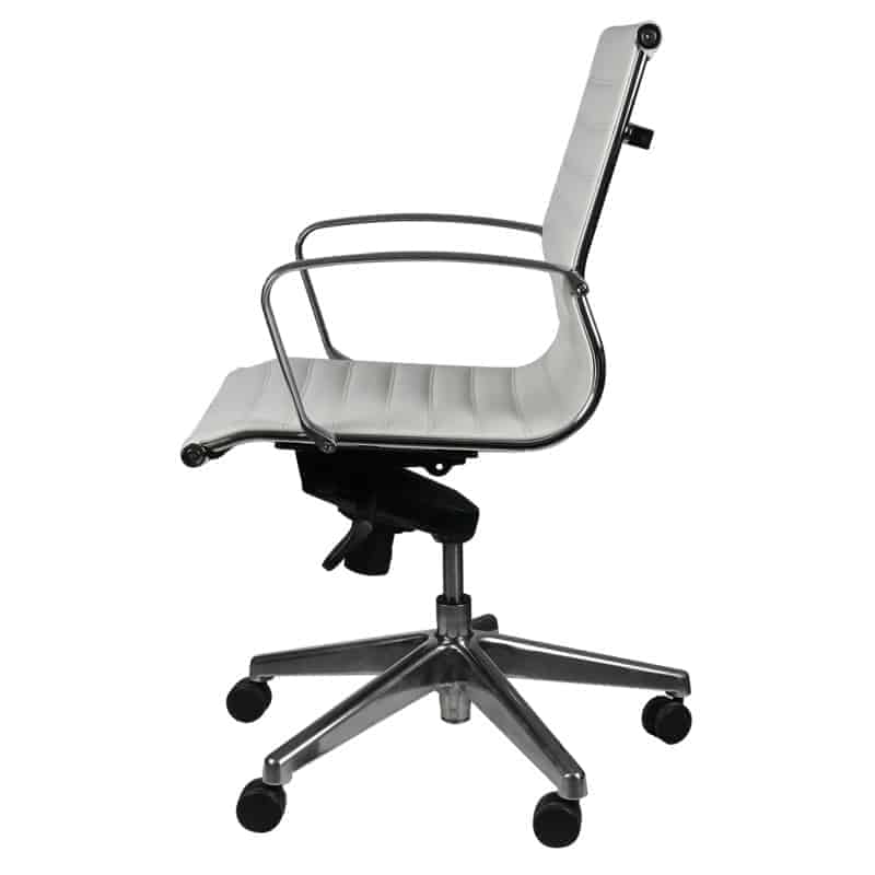 Silla operativa retro en vinipiel blanco con respaldo medio y base de cinco puntas de aluminio pulido