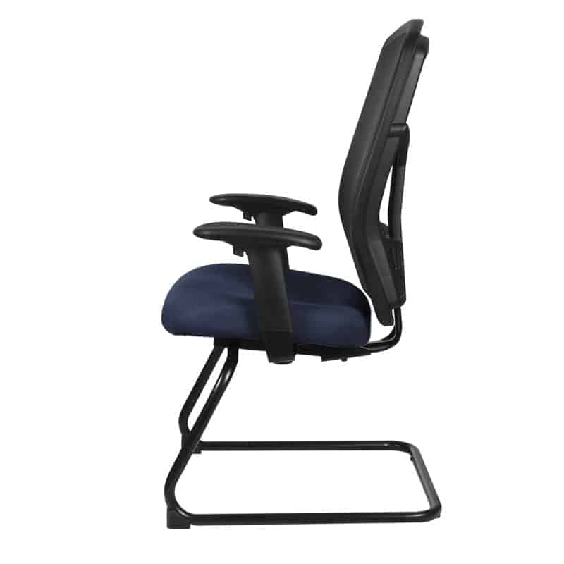 Silla de visita RE-1955-OCEAN en malla y tela color Ocean con base tipo trineo negra